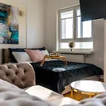 Wola 14th Floor - Parking & Balcony - By Rentujemy 아파트 *